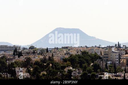 Una vista lontana di Erodium (Har Hardus) a sud di Gerusalemme. Foto Stock