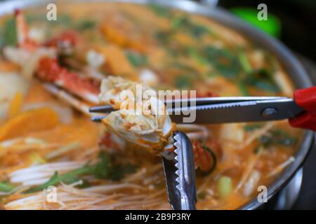 Pesce forbici taglio di un granchio gambe.Korean tradizionale cibo piccante granchio stufato zuppa, Kkotgetang Foto Stock