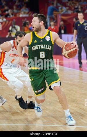 Mathew Dellavedova (Australia) vs. Spagna. Pallacanestro FIBA World Cup Cina 2019, Semifinali Foto Stock