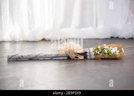 Primo piano di una bellissima ed elegante scopa per matrimoni sul massa Foto Stock