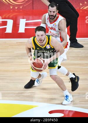 Mathew Dellavedova (Australia) vs. Spagna. Pallacanestro FIBA World Cup Cina 2019, Semifinali Foto Stock