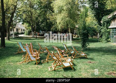 Cortile splendidamente decorato per una giornata speciale Foto Stock