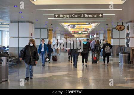 I passeggeri arrivano all'aeroporto internazionale Milwaukee Michell nel Wisconsin, USA. Foto Stock