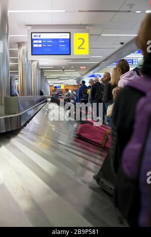 I passeggeri arrivano all'aeroporto internazionale Milwaukee Michell nel Wisconsin, USA. Foto Stock