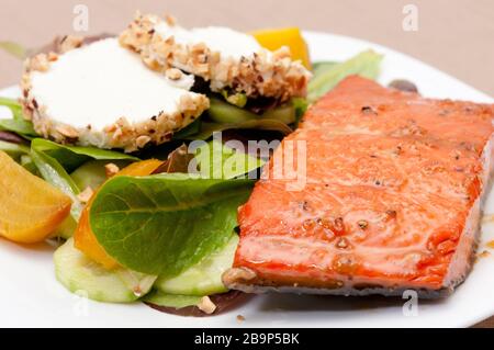 Un salmone con formaggio di capra e insalata di barbabietola Foto Stock