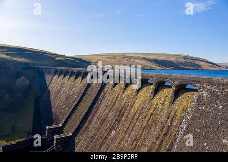 Veduta aerea della diga di Claerwen in una luminosa giornata di sole nel marzo 2020, Elan Valley Foto Stock