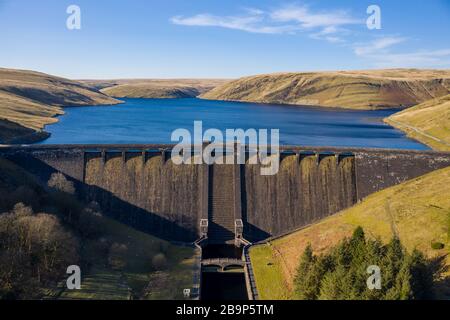 Veduta aerea della diga di Claerwen in una luminosa giornata di sole nel marzo 2020, Elan Valley Foto Stock