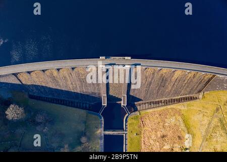 Veduta aerea della diga di Claerwen in una luminosa giornata di sole nel marzo 2020, Elan Valley Foto Stock