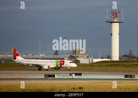 Lisbona, Lisbona. 24 Marzo 2020. Un velivolo di TAP Air Portugal si trova sull'Aeroporto di Humberto Delgado, in mezzo alla diffusione del COVID-19, a Lisbona, Portogallo, il 24 marzo 2020. COVID-19, causato dal nuovo coronavirus, ha infettato 2,362 persone e ha ucciso 33 persone in Portogallo, secondo le ultime autorità sanitarie. Credit: Pedro Fiuza/Xinhua/Alamy Live News Foto Stock