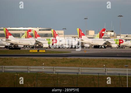 Lisbona, Lisbona. 24 Marzo 2020. I velivoli di TAP Air Portugal si siedono all'Aeroporto di Humberto Delgado nel mezzo della diffusione del COVID-19, a Lisbona, Portogallo, il 24 marzo 2020. COVID-19, causato dal nuovo coronavirus, ha infettato 2,362 persone e ha ucciso 33 persone in Portogallo, secondo le ultime autorità sanitarie. Credit: Pedro Fiuza/Xinhua/Alamy Live News Foto Stock