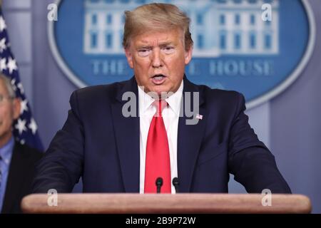 Washington DC, Stati Uniti. 24 Marzo 2020. Il Presidente degli Stati Uniti Donald J. Trump parla durante una conferenza stampa con i membri della task force coronavirus nella Brady Press Briefing Room della Casa Bianca il 24 marzo 2020 a Washington, DC.Credit: Oliver Contreras/Pool via CNP /MediaPunch Credit: MediaPunch Inc/Alamy Live News Foto Stock