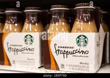 Los Angeles, Stati Uniti. 1 febbraio 2020. Le bottiglie di caffè Starbucks Frappuccino sono presenti in un superstore Target. Credit: Alex Tai/SOPA Images/ZUMA Wire/Alamy Live News Foto Stock