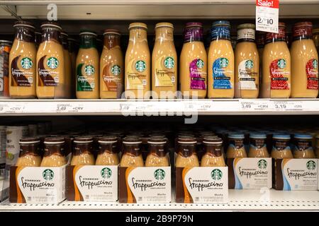 Los Angeles, Stati Uniti. 1 febbraio 2020. Le bottiglie di caffè Starbucks Frappuccino sono presenti in un superstore Target. Credit: Alex Tai/SOPA Images/ZUMA Wire/Alamy Live News Foto Stock