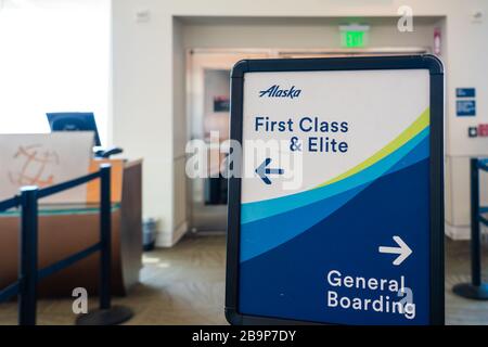 San Jose, Stati Uniti. 25 Feb 2020. Cartello d'imbarco Alaska Airlines visto all'Aeroporto Internazionale Norman Y. Mineta San Jose. Credit: Alex Tai/SOPA Images/ZUMA Wire/Alamy Live News Foto Stock