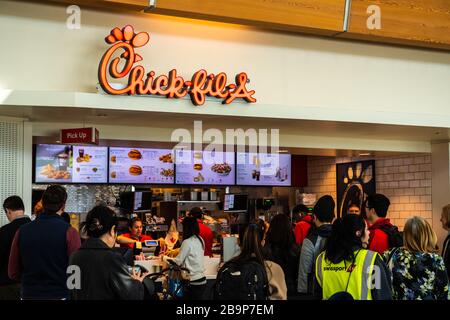 San Jose, Stati Uniti. 25 Feb 2020. I clienti visitano una catena americana di ristoranti fast food, il negozio Chick-fil-A all'aeroporto internazionale Norman Y. Mineta San Jose. Credit: Alex Tai/SOPA Images/ZUMA Wire/Alamy Live News Foto Stock