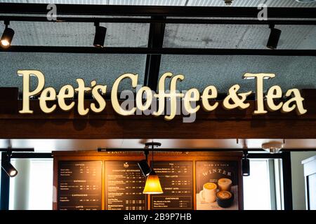 San Jose, Stati Uniti. 25 Feb 2020. Peet's Coffee & Tea visto al Norman Y. Mineta San Jose International Airport. Credit: Alex Tai/SOPA Images/ZUMA Wire/Alamy Live News Foto Stock