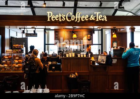 San Jose, Stati Uniti. 25 Feb 2020. I clienti hanno visto a Peet's Coffee & Tea in Norman Y. Mineta San Jose International Airport. Credit: Alex Tai/SOPA Images/ZUMA Wire/Alamy Live News Foto Stock