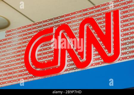 San Jose, Stati Uniti. 25 Feb 2020. Canale televisivo americano a pagamento, Cable News Network o logo CNN visto all'Aeroporto Internazionale Norman Y. Mineta San Jose. Credit: Alex Tai/SOPA Images/ZUMA Wire/Alamy Live News Foto Stock