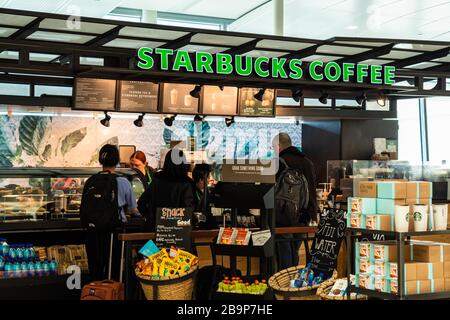 San Jose, Stati Uniti. 25 Feb 2020. Azienda americana di caffè e catena di caffè, negozio Starbucks visto a Norman Y. Mineta San Jose International Airport. Credit: Alex Tai/SOPA Images/ZUMA Wire/Alamy Live News Foto Stock