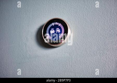 Termostato domestico intelligente con limite superiore e inferiore per riscaldamento e raffreddamento. Indica risparmio di denaro e risparmio ambientale! Foto Stock