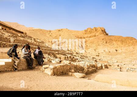 Luxor, Egitto - 26 dicembre 2019: Guardiani e altri collaboratori a Deir el-Medina (Valle dei lavoratori) Foto Stock