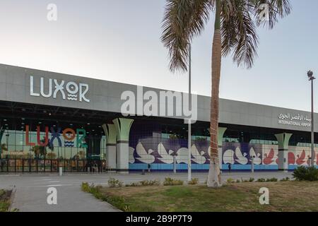 Luxor, Egitto - 30 dicembre 2019: Vista esterna dell'Aeroporto Internazionale di Luxor durante il giorno di pausa Foto Stock