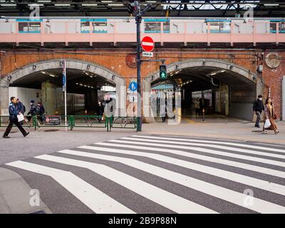 Archi ferroviari e attraversamento pedonale alla stazione di Yurakucho, Tokyo, Giappone. Foto Stock