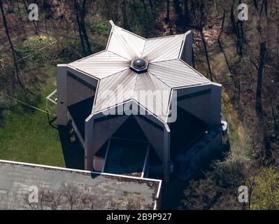 Karlsruhe, Germania. 24 Marzo 2020. Fotografia aerea, presa da un aereo, della sinagoga di Karlsruhe. Credit: Uli Deck/dpa/Alamy Live News Foto Stock