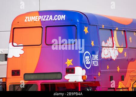 Pubblicità Zume Pizza su autobus a due piani progettato da veicoli speciali APEX. Zume, Inc è un'azienda di start-up per la consegna automatizzata di pizza in silico Foto Stock