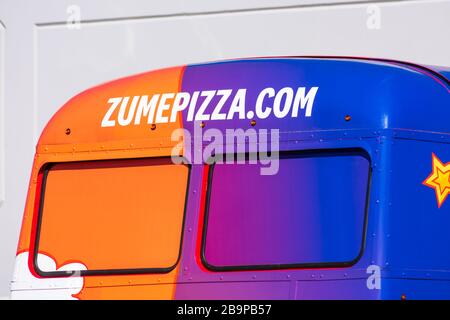 ZumePizza.com pubblicità su autobus a due piani progettato da APEX Specialty Vehicles. Zume, Inc è azienda di start-up per la consegna automatizzata di pizza in silico Foto Stock
