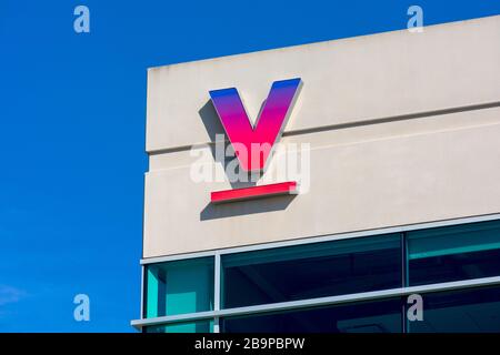 V logo della sede centrale dell'organizzazione di ricerca di Verily Life Sciences nella Silicon Valley. Verily è una filiale indipendente di Alphabet Inc - South San F. Foto Stock