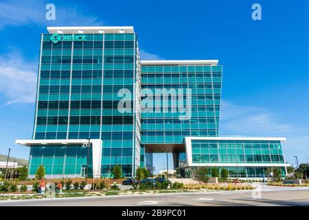 Merck Research Laboratories elegante edificio centrale interamente in vetro nella Silicon Valley. Merck Co. Inc. È un compa farmaceutico multinazionale americano Foto Stock