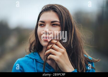 Primo piano Ritratto di bella razza mista caucasica giovane donna con occhi scuri e capelli Foto Stock