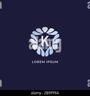 Modello di design del logo alfabetico Letter K. Lussuoso logo alfabetico decorativo isolato su sfondo blu scuro. Logo in argento metallizzato Illustrazione Vettoriale