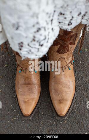 Sposa alternativa indossando stivali cowboy Foto Stock