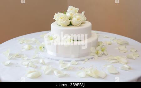 Piccola torta nuziale Foto Stock