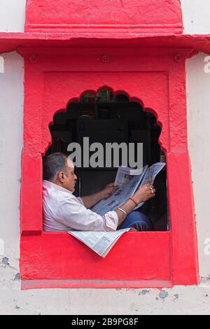 Uomo alla finestra Old City Jodhpur Rajasthan India Foto Stock