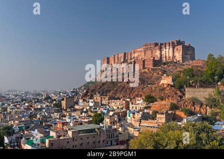Mehrangarh Fort e Blue City Jodhpur Rajasthan India Foto Stock