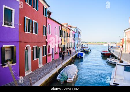 Colorate e luminose case da pesca multicolore, l'isola di Burano, vicino a Venezia, Italia. Foto Stock