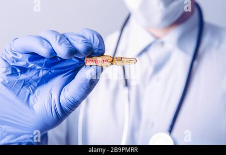 Immagine concettuale del medico che ha tenuto una dose con la cura del vaccino COVID-19. Foto Stock