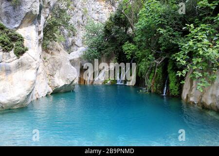 Bel lago con acqua blu nel canyon Goynuk, Kemer, Turchia Foto Stock
