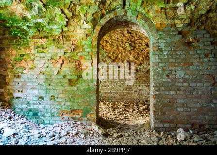 porta in sotterraneo perso, vecchio mattoni rossi Foto Stock