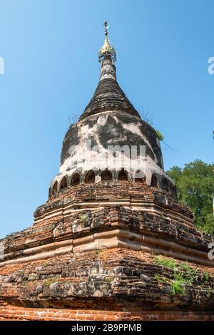 DAW Gyan pagoda Complex, Ava (Inwa), Myanmar. Stupa antichi al sito archeologico di Daw Gyan. Stupa in mattoni rossi, decorata con Chinthe (Leogrifi) e. Foto Stock