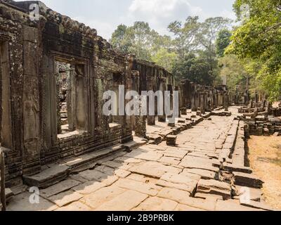 Tempio di Angkor Thom. Le antiche facce in pietra del tempio di Bayon. La rovina del castello in Angkor wat Angor thom in Cambogia. Siem Reap, Cambogia Foto Stock
