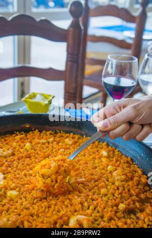 Paella a mano. Valencia, Spagna. Foto Stock