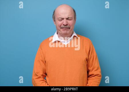 Triste calvo anziano uomo ispanico piangendo ricevere cattive notizie. Foto Stock