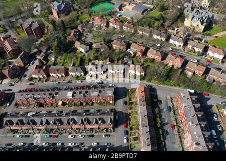 Foto aeree guardando l'area di Leeds conosciuta come Headingley nel West Yorkshire Regno Unito, mostrando una tipica proprietà britannica di hosing e strade prese con un Foto Stock