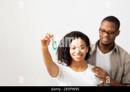 La famiglia si trasferisce nel proprio appartamento. Donna che tiene le chiavi dal nuovo appartamento Foto Stock