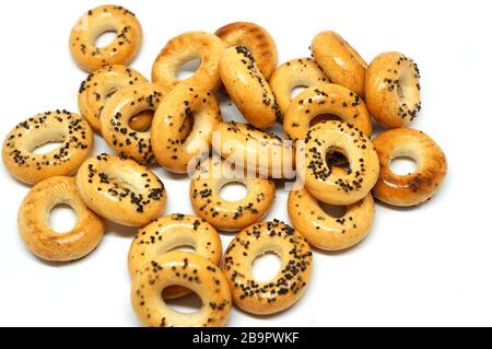 Bagel con semi di papavero isolati su sfondo bianco Foto Stock