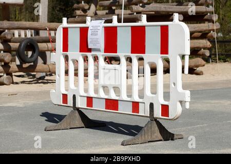 Parco giochi, barriera, segno di parco giochi chiuso a causa del virus corona, vietato di entrare, Germania, Europa Foto Stock